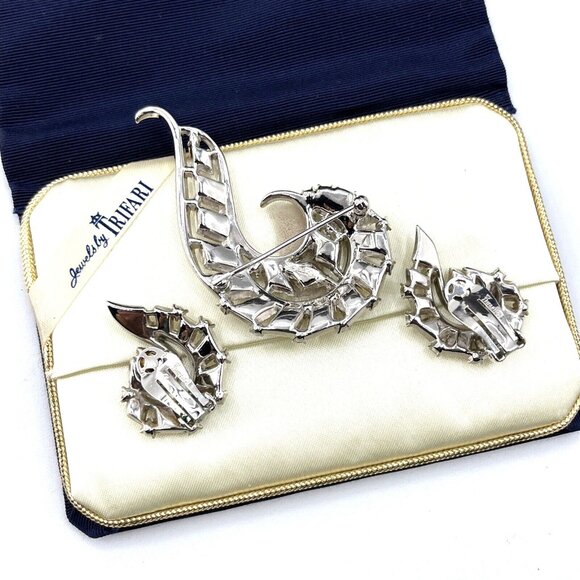 Vintage Crown TRIFARI Swirl Diamante Rhodium Brooch & Earring Boxed Demi Set - Picture 6 of 12